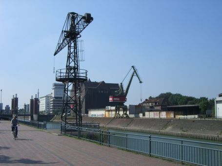 Duisburg : Innenhafen, alte Kräne
